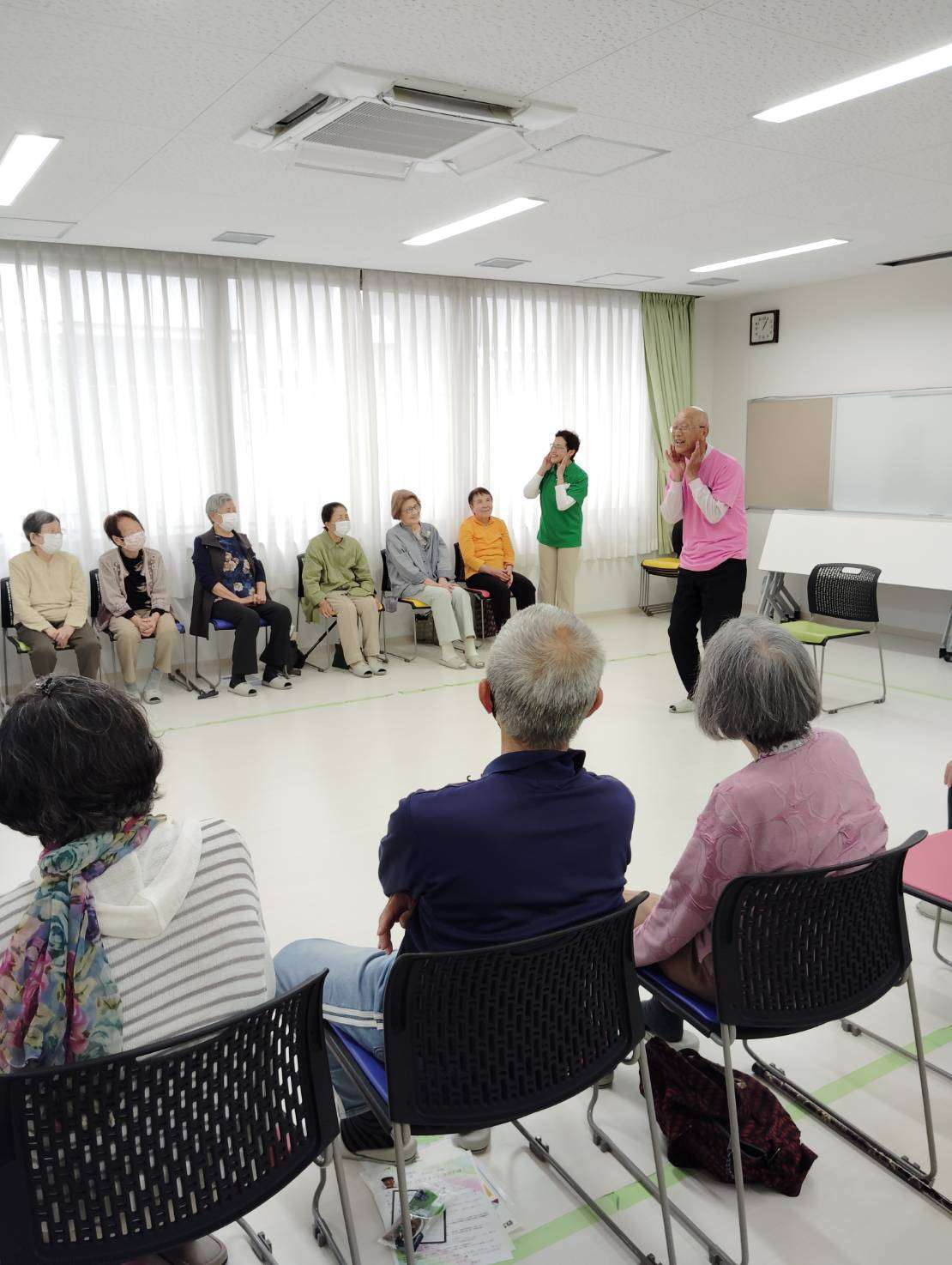 東区明倫コミセン給食会で笑いヨガ